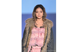 みちょぱ、ガーリーなフリルから美脚見せ コートなびかせ圧巻ランウェイ【TGC北九州2025】