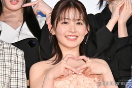 久間田琳加、ほっそり美脚際立つ膝上20cm衣装姿公開「脅威のスタイル」「見惚れてしまう」と反響