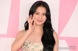 BLACKPINKジス、タイトミニワンピで美脚披露「圧巻のスタイル」「女神」の声 画像