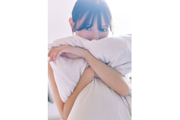 日向坂46河田陽菜、枕を抱きしめ上目遣い 2nd写真集裏表紙＆秋元康氏による帯コメント解禁【テイクオフ】 画像