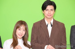 アレクサンダー、妻・川崎希＆子どもとのディズニー満喫ショット公開「美形家族」「天使すぎる」と反響