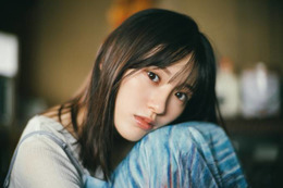 乃木坂46大越ひなの、ドキッとするまなざしで魅せる！ノスタルジックなロケーションでグラビアに挑戦