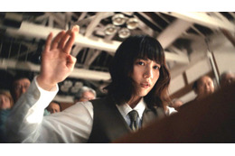 のん主演「MISS KING / ミス・キング」怒とうの“反撃編”開幕 龍也（森愁斗）＆由奈（鳴海唯）の大胆ハグシーンに「激メロすぎ」と反響
