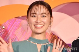 「ブンブンジャー」ヒロイン・鈴木美羽、シースルーブラウス姿で美肩披露「色っぽい」「ラインが綺麗」の声 画像