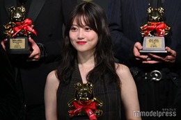 今田美桜、ドレス姿で美背中披露「2025年はかなり挑戦の年」【anan AWARD 2025】 画像