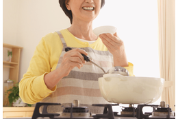 娘に家事の途中で話しかけられイライラ。料理中の祖母に娘が話しかけると⇒祖母の包容力に「やっぱりすごいな」 画像