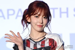 LE SSERAFIMサクラ、黒髪ショート＆ノースリーブのMVオフショット公開「雰囲気変わる」「かっこいい」と反響 画像