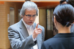 【コーチ 第1話】瞳（倉科カナ）のもとに“冴えないおじさん”向井（唐沢寿明）現れる 画像