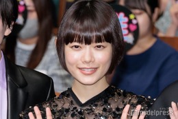 杉咲花、ノースリ×オーバーオールでハワイ満喫「彼女感すごい」「カートが大きすぎて小さく見える」と話題 画像