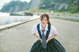 AKB48伊藤百花、圧倒的な“美少女感”あふれる制服SHOTを披露！鎌倉を舞台に自然体の魅力が光る