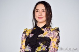 伊藤歩、スカート捲り美脚見せ 沖縄でのビーチショットに「色白で綺麗」「透明感すごい」の声 画像