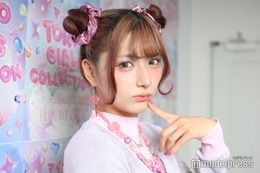 しなこ、膝上ミニから美脚スラリ 秋のピンクコーデに「なんでも似合う」「オシャレ」と絶賛の声 画像