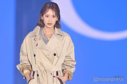 元日向坂46佐々木久美、スタイル際立つ秋コーデ クールな表情で魅了【ガルアワ2025AW】 画像