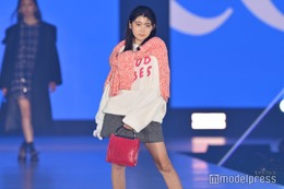 市川團⼗郎の長女・堀越麗禾「ガルアワ」で初ランウェイ ミニスカ着こなし堂々ポージング