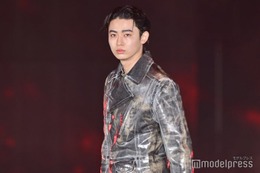 豊田裕大、光沢レザーセットアップで魅力全開 凛とした姿に歓声上がる【ガルアワ2025AW】 画像