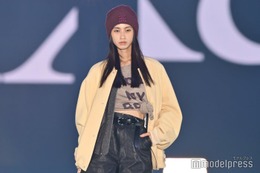 玖瑠実、シャツ前結びで美ウエストのぞく ストレートヘアに釘付け【ガルアワ2025AW】 画像