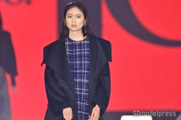 「ガルプラ」出身・廣川茉音、上品ミニワンピで美脚披露 大きめ襟コート着こなす【ガルアワ2025AW】 画像