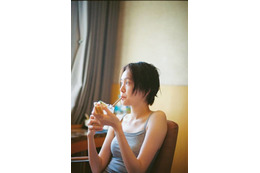 尾碕真花、ナチュラル美肌のキャミソールSHOTにうっとり！枝優花とのタッグで“韓国旅”を大満喫