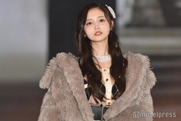 乃木坂46井上和、スリットから脚チラリ ファーコート着こなす【ガルアワ2025AW】 画像