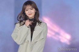 櫻坂46田村保乃、チョーカートップス×ハイウエストパンツでスタイル際立つ【ガルアワ2025AW】 画像