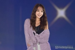 みりちゃむ、カーディガンからSEXY美肩チラリ【ガルアワ2025AW】 画像