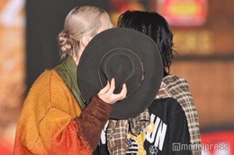 もーりーしゅーと、ランウェイ上でキス？「大胆すぎる」「ガチ？」ファンざわつく【ガルアワ2025AW】 画像