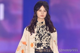日向坂46小坂菜緒、個性派コーデ着こなし堂々ランウェイ【ガルアワ2025AW】 画像