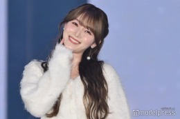 櫻坂46守屋麗奈、白ニット姿で投げキッス 多幸感溢れるガーリーコーデ【ガルアワ2025AW】 画像