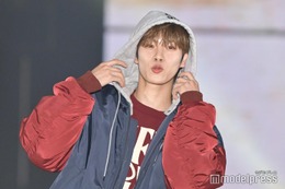 DXTEEN福田歩汰、フード被り笑顔 赤×ネイビーのカジュアルコーデ【ガルアワ2025AW】 画像