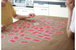 神経衰弱で遊ぶ祖父と孫 「負けても泣くなよ」といった矢先⇒祖父が”本気モード”に「思わず笑った」 画像