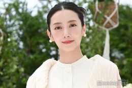 波瑠、美脚際立つスーツ姿「フェイクマミー」入学式ショットに反響続々
