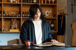 【「UNREAL-不条理雑貨店-」第2話】ムネチカの名前を知る謎の男登場 画像