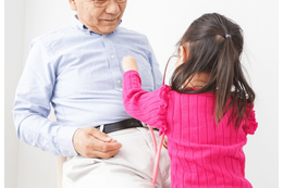 お医者さんごっこ中の祖父と孫 祖父「頭が痛いです!」すると⇒孫の”予想外の治療”に家族全員大笑い!? 画像