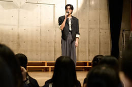 Snow Man目黒蓮、サプライズ来校 “国内初”学校でのサングラス着用自由化の瞬間立ち会う 画像