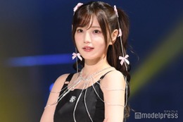 美人YouTuber、黒猫風コーデで堂々美脚披露「小悪魔感あって可愛い」「破壊力すごい」と話題
