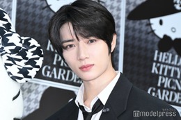 TXT・BEOMGYU（ボムギュ）黒スーツで六本木降臨 ハローキティをエスコート 画像
