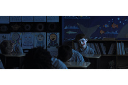 謎がさらに深まる場面写真が到着！ 世界興収389億円超え考察ミステリー『WEAPONS／ウェポンズ』