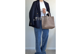 投入すべきは、ゴールドアクセ!【ユニクロ】クルーネックT×デニム×ジャケットを格上げする着こなし術【40代の毎日コーデ】