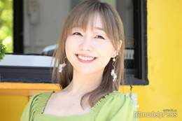 須田亜香里、ミニワンピ姿で“大はしゃぎ”「脚が綺麗すぎる」「ナチュラルな笑顔が素敵」の声 画像