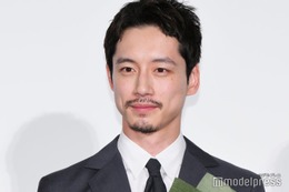 坂口健太郎、短髪&ひげ姿で雰囲気ガラリ イメチェン理由明かす【盤上の向日葵】 画像