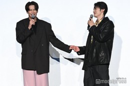 Snow Man向井康二、森崎ウィンに突如手繋ぎ 森崎は動揺隠せず「ドキドキさせるのやめて」【（LOVE SONG）】