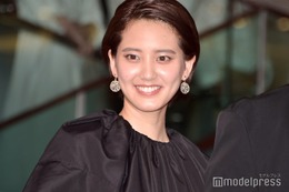 山崎紘菜、黒のミニ丈セットアップで圧巻の脚線美披露「洗練されててかっこいい」「華やかで上品」の声