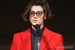 赤西仁「呪術廻戦」五条悟コスプレに反響相次ぐ「破壊力ヤバい」「似合いすぎてる」