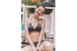 日向坂46河田陽菜、プール終わりの黒ビキニ姿 2nd写真集特典ポストカード第4弾公開【テイクオフ】 画像