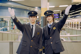 INI後藤威尊＆佐野雄大、1日駅長に就任 コラボ車両“マジラピ号”に興奮「背筋が伸びていた気がします」