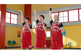 Snow Man深澤辰哉・佐久間大介・向井康二、お揃いバスケユニフォーム姿で新CM出演 華麗なシュートも披露