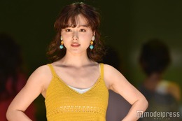 久住小春、オフショル×ミニスカ冬コーデで美肩＆美脚全開「色っぽい」「スタイル良すぎる」と反響