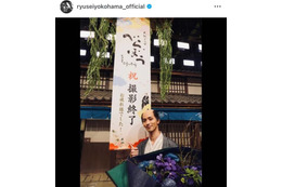 横浜流星『べらぼう』クランクアップを報告！達成感に満ちた笑顔SHOTに反響「お疲れ様」「写真を見て涙が」