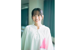 乃木坂46一ノ瀬美空、キュートなにっこりスマイル！柔らかな陽の光の中で等身大の魅力が光る