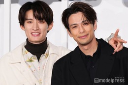 Snow Man向井康二、森崎ウィンの“キュン”とした仕草明かす「すごく可愛かった」劇中キスシーンを再現【（LOVE SONG）】 画像